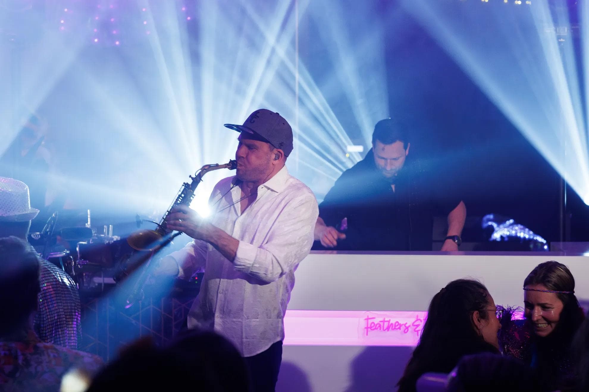 Image banner Dj en Sax show Mr Bowi en saxofonist Saxojoe.webp